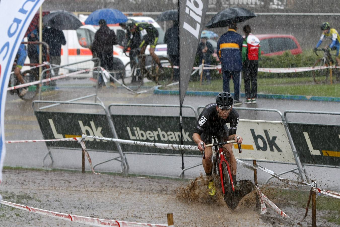 Unos 200 deportistas de toda la región tomaron parte de la cuarta edición del Campeonato de Cantabria de Ciclocross. Un circuito de 3 kilómetros de longitud entre el entorno del velódromo Óscar Freire y la zona de 'El Patatal'