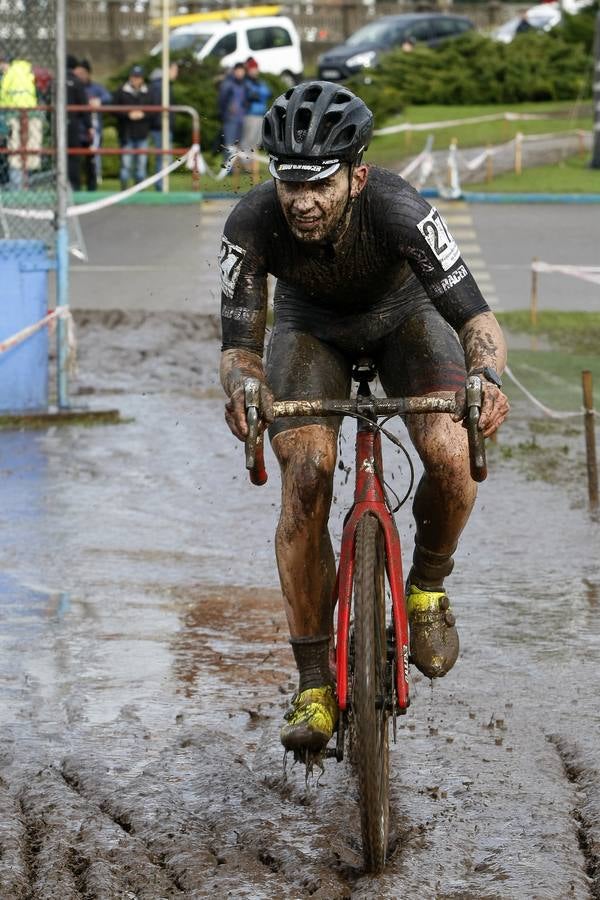 Unos 200 deportistas de toda la región tomaron parte de la cuarta edición del Campeonato de Cantabria de Ciclocross. Un circuito de 3 kilómetros de longitud entre el entorno del velódromo Óscar Freire y la zona de 'El Patatal'