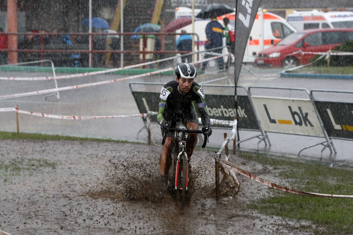 Unos 200 deportistas de toda la región tomaron parte de la cuarta edición del Campeonato de Cantabria de Ciclocross. Un circuito de 3 kilómetros de longitud entre el entorno del velódromo Óscar Freire y la zona de 'El Patatal'