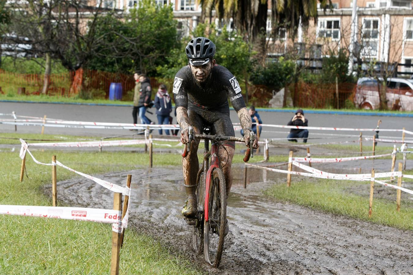 Unos 200 deportistas de toda la región tomaron parte de la cuarta edición del Campeonato de Cantabria de Ciclocross. Un circuito de 3 kilómetros de longitud entre el entorno del velódromo Óscar Freire y la zona de 'El Patatal'