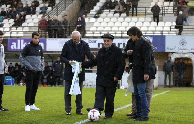 Luis Echeveste realiza el saque de honor junto a sus nietos, el presidente honorífico del Racing, Tuto Sañudo, y el presidente del Real Unión. :