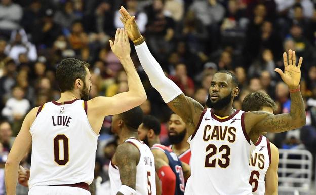 LeBron James celebra con Love una canasta. 