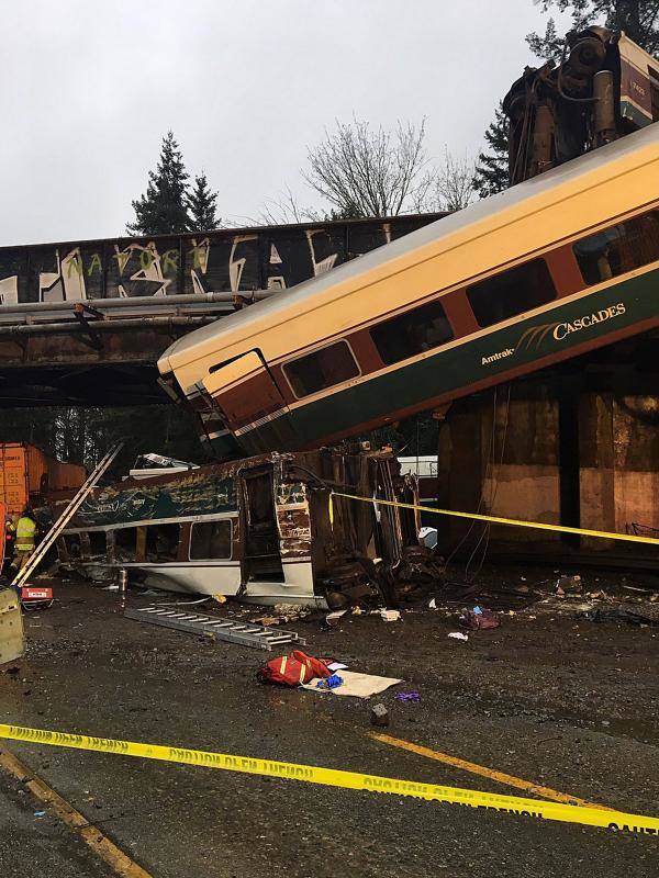 Un tren descarrila y queda colgando sobre una autopista en el estado de Washington