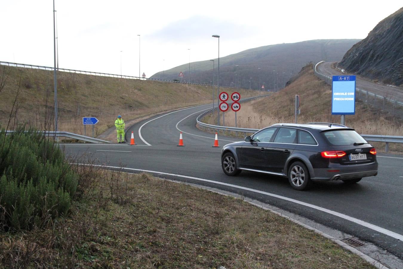 Imágenes de los vehículos accidentados y la autovía cortada