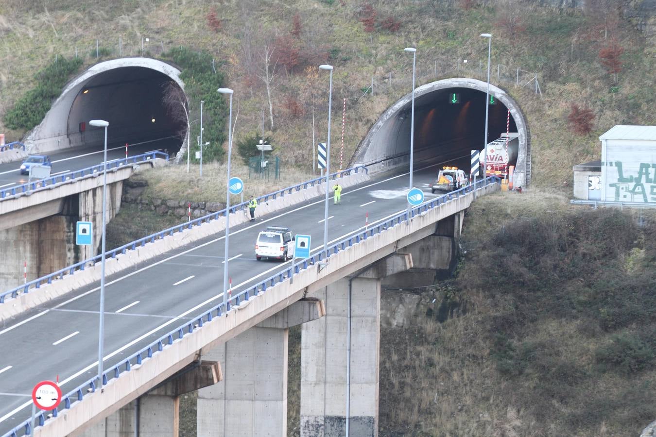 Imágenes de los vehículos accidentados y la autovía cortada