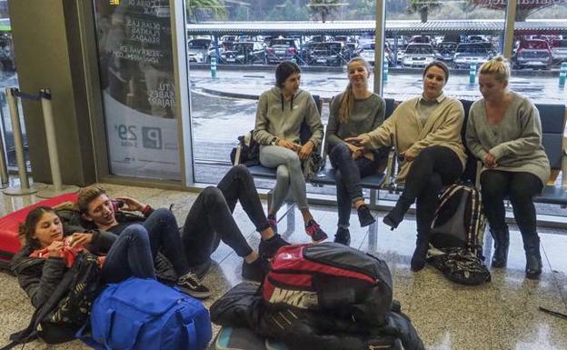 El pasado 12 de diciembre los pasajeros que iban a viajar a Varsovia tuvieron que esperar en el aeropuerto cántabro 25 horas. 