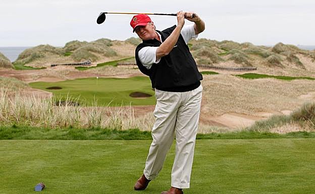 Trump juega al golf..