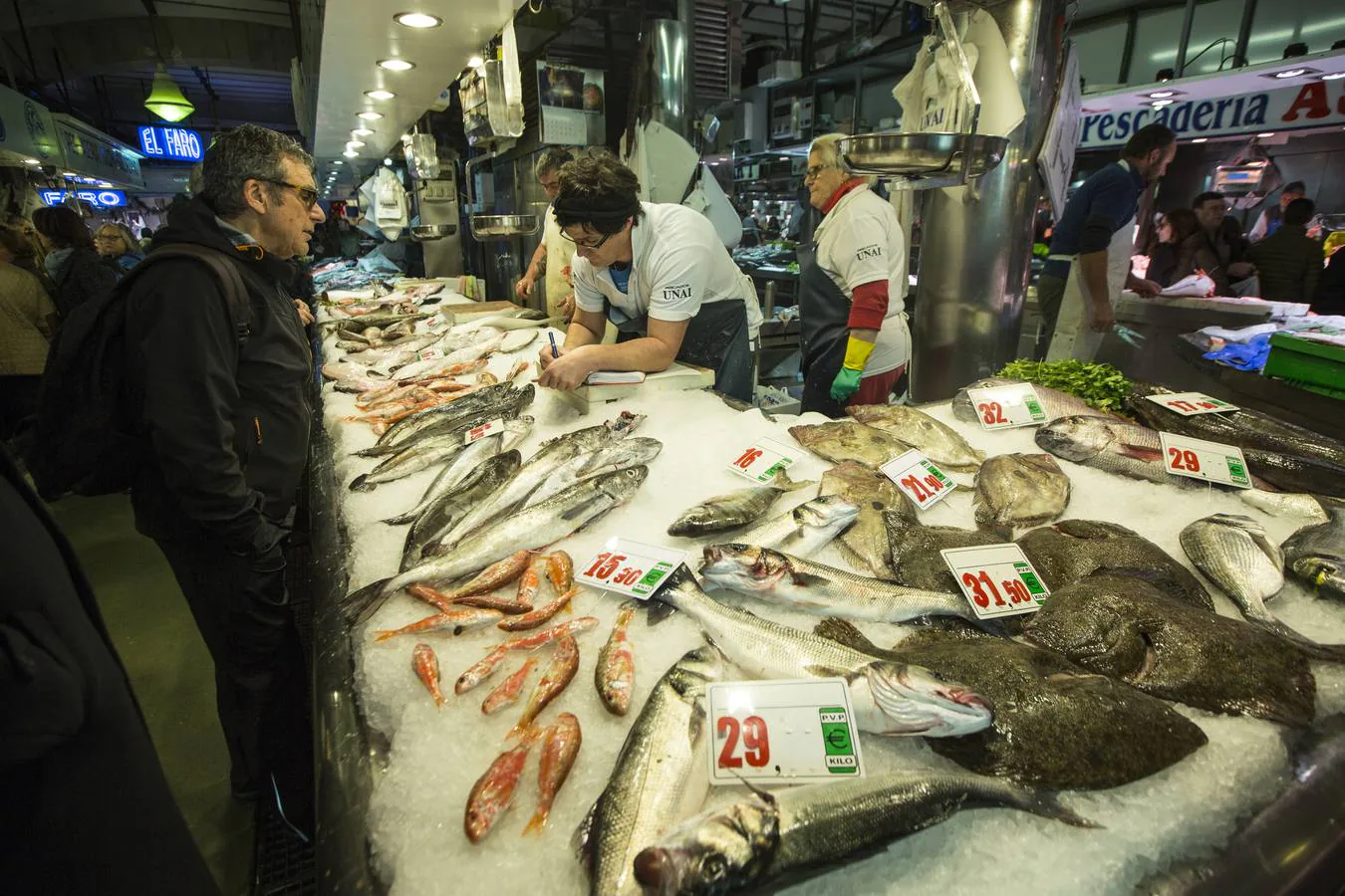 Los comerciantes del Mercado de La Esperanza achacan al temporal la subida en algunos pescados como la merluza y el rape