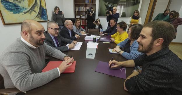 Representantes de PRC y PSOE mantuvieron ayer un encuentro fallido con Podemos para negociar el Presupuesto. 