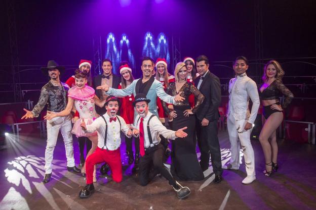 Raúl Alegría, en el centro, junto a los miembros de la troupe que participan en la función. 