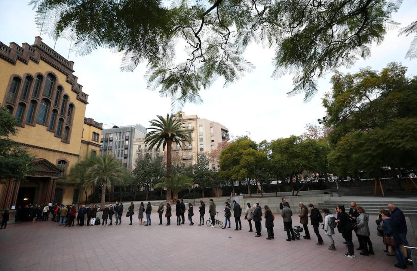 Normalidad en los colegios de Cataluña durante las primeras horas de lla jornada electoral.