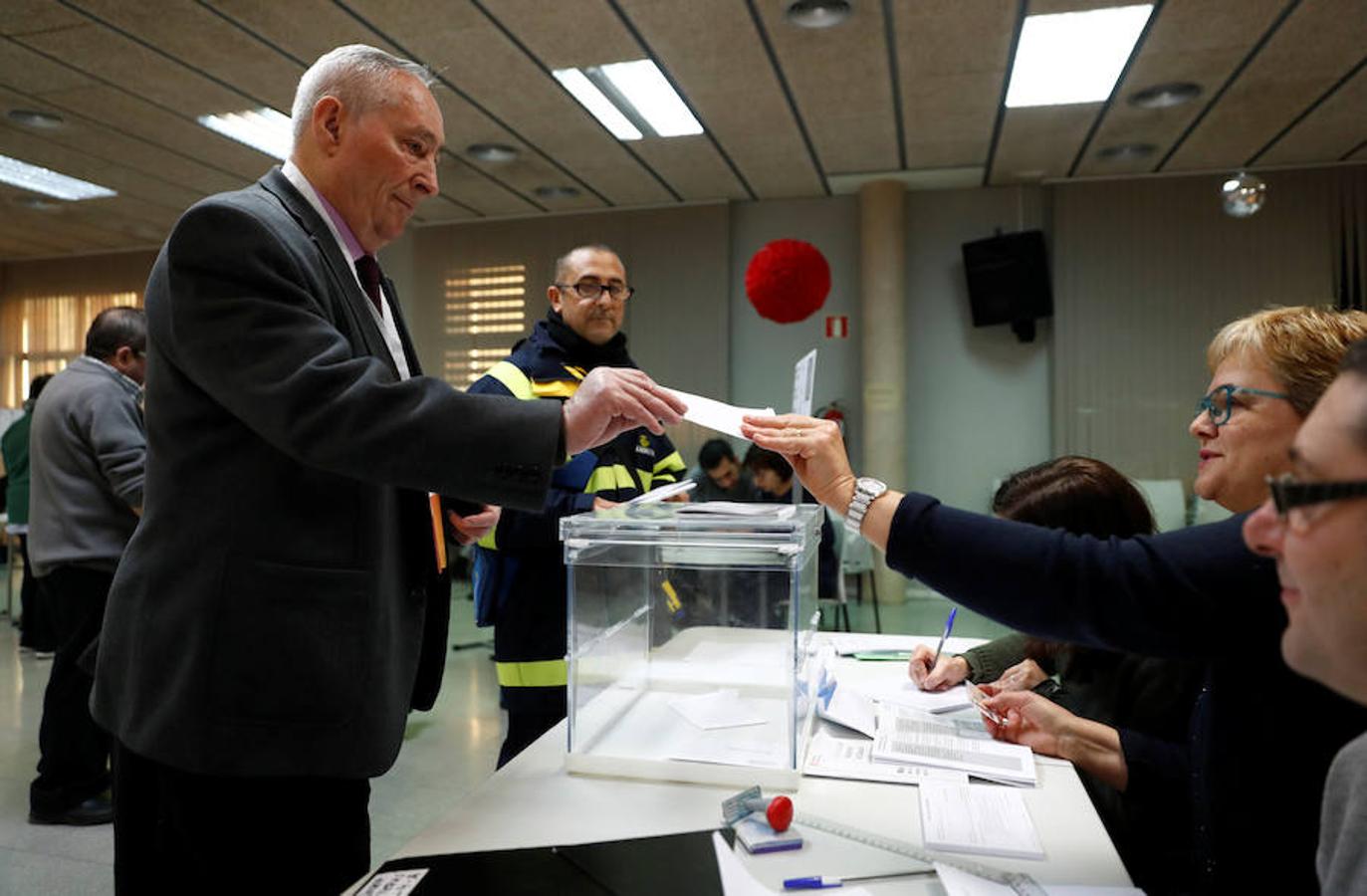 Normalidad en los colegios de Cataluña durante las primeras horas de lla jornada electoral.