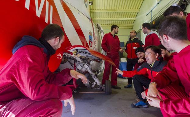 Miguel Gómez y Javier Odriozola, pilotos del helicóptero durante 21 años, comparten experiencias con los alumnos de FP de Peñacastillo. 