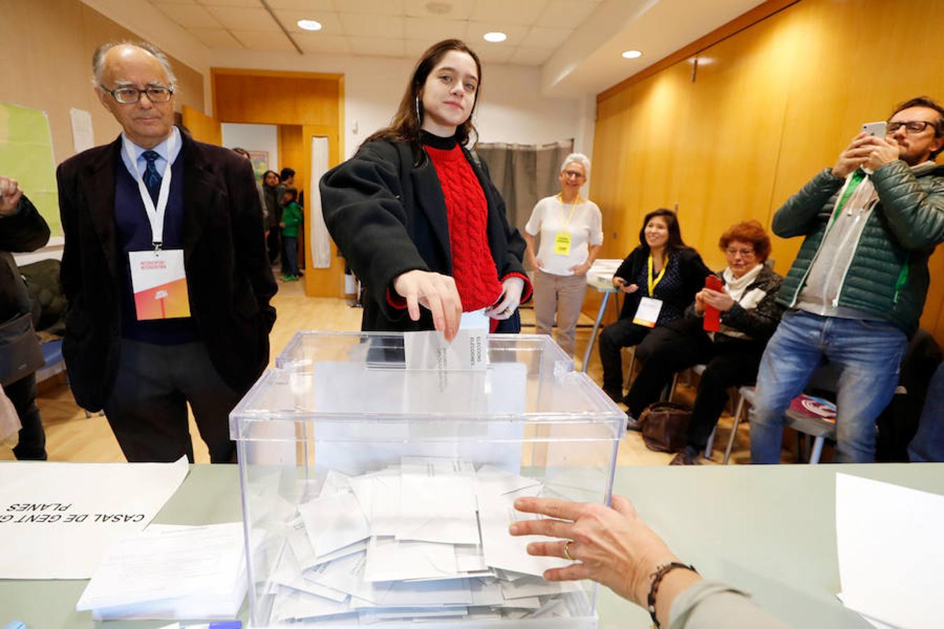 Laura Sancho una joven de 18 años, vota por primera vez en su vida. 