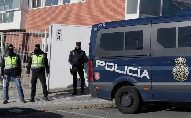 Efectivos de la Policía Nacional a las puertas de un registro. 