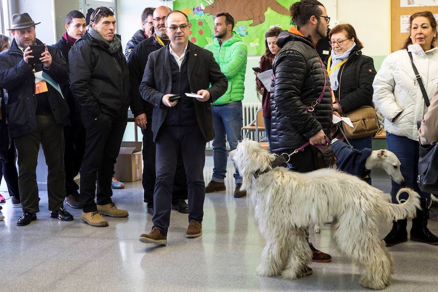 Los principales líderes de las diferentes fuerzas políticas que concurren a las elecciones, votan en sus respectivos colegios electorales.