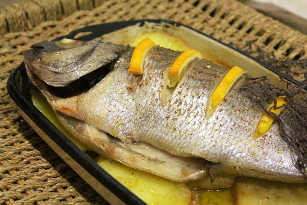 Bilbao. Besugo al horno: El besugo es el pescado más buscado durante estas fechas y también el más caro. Está en plena temporada y se vendía a 45 euros el kilo en la Plaza de la Esperanza ayer viernes. En Euskadi se cocina al horno, como también en Madrid, donde también gusta mucho este pescado. Una alternativa mucho más barata es la del chicharro que va ganando adeptos con el paso de los años. También está muy rico al horno.