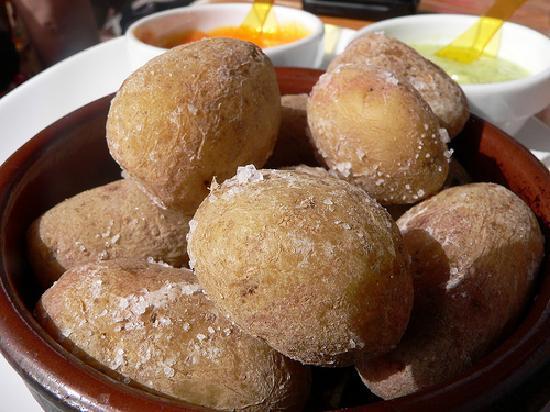 Las Palmas de Gran Canaria. Papas arrugadas: El plato típico por excelencia de la cocina canaria son las papas arrugadas. Papatas cultivadas en las islas que una vez limpias se ponen a cocer con la piel en un poco de agua y sal hasta que queden hechas.La piel debe quedar algo crujiente, con la sal pegada a ella. Las papas arrugadas se sirven con los dos mojos más habituales de la cocina guanche, el picón y el verde. Dos sabores extraordinarios.