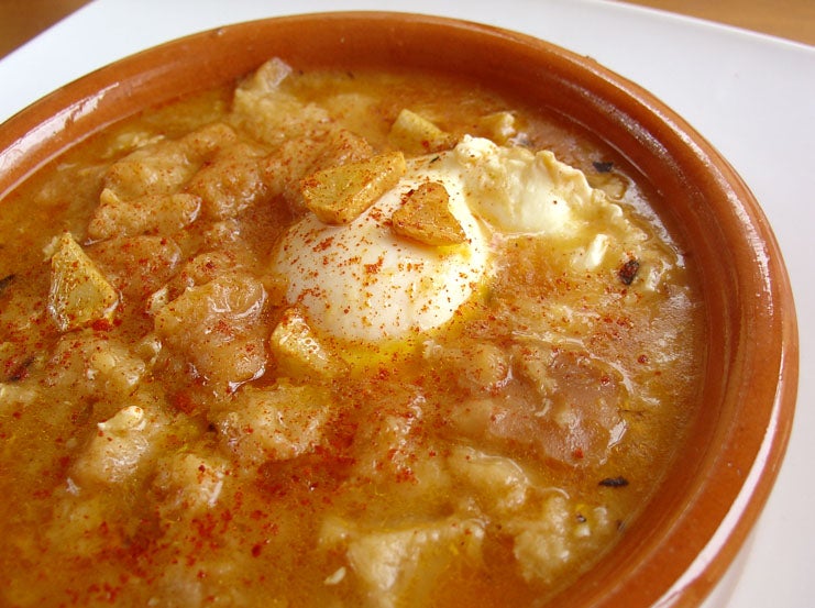 Cuenca. Sopa de ajo: Está claro que en casi toda España lo primero que se sirve estas fiestas en la mesa es algún plato caliente, que entone el estómago y haga paso al resto del menú. En Cuenca, una de las ciudades con más encanto de nuestro país, y en toda Castilla-La Mancha es típica la sopa de ajo. Pan del hogaza del día anterior que se sofríe con los ajos en aceite de oliva y pimentón, antes de añadirle agua y dejarlo cocer a fuego lento.