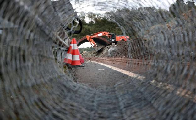 Obras de limpieza del argayo caído sobre la autovía el 11 de noviembre.