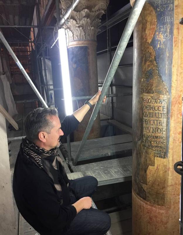 El restaurador italiano Giammarco Piacenti observa una de las columnas del templo.
