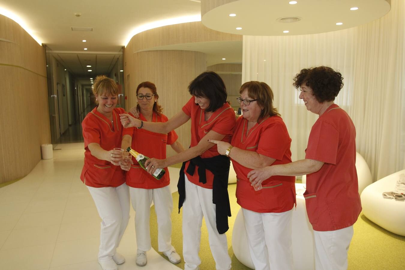 Emoción desbordante entre las limpiadoras de la Facultad de Caminos, agraciadas con el segundo premio