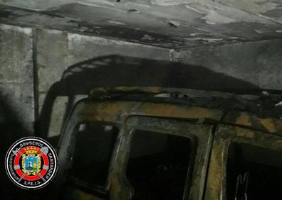 Imagen secundaria 1 - Dos coches y un ciclomotor se queman en un incendio de un garaje comunitario en Cazoña