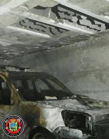 Imagen secundaria 2 - Dos coches y un ciclomotor se queman en un incendio de un garaje comunitario en Cazoña