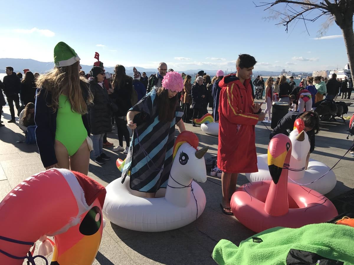 Un baño en la bahía de Santander para celebrar la Navidad