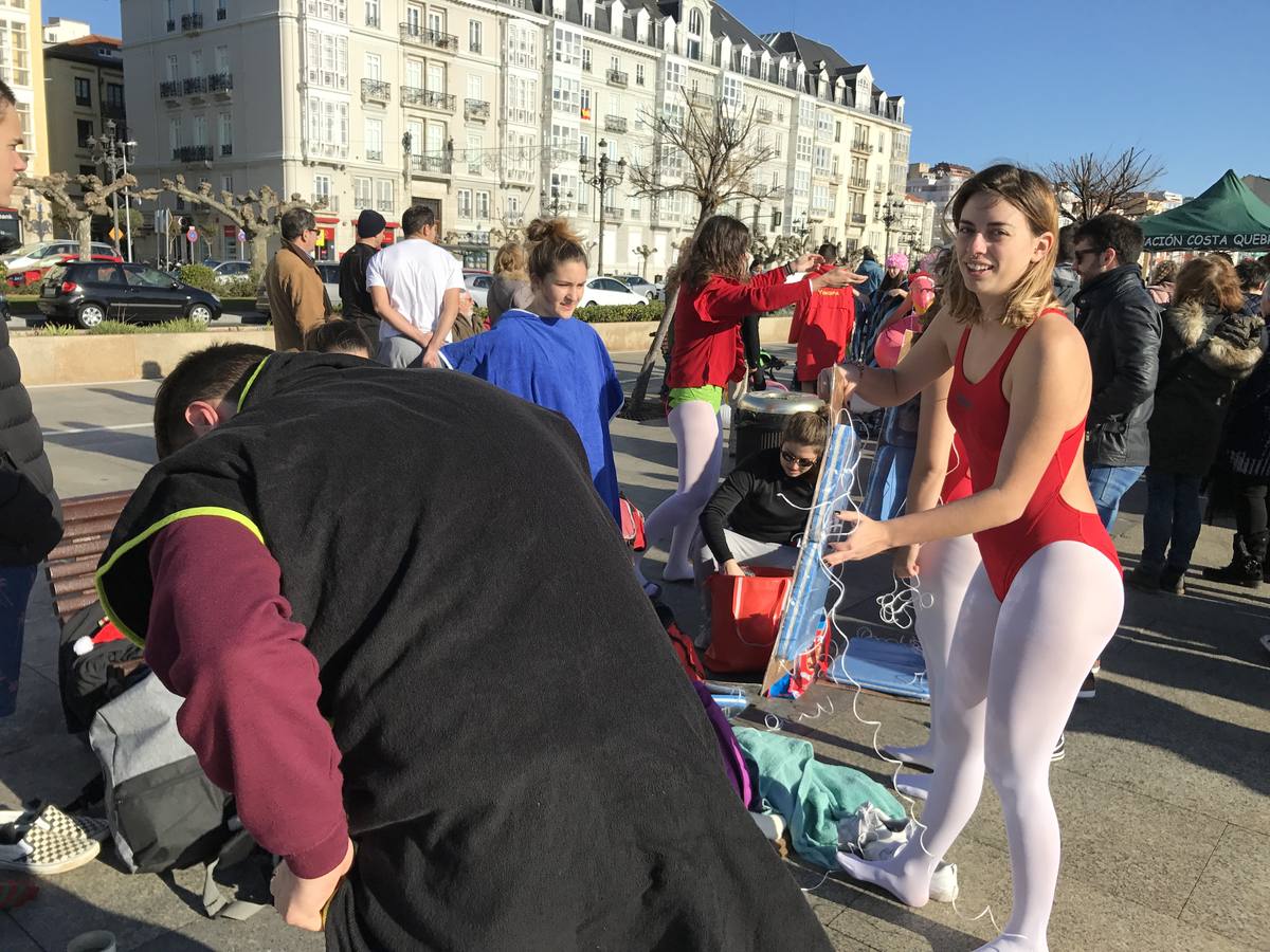 Un baño en la bahía de Santander para celebrar la Navidad