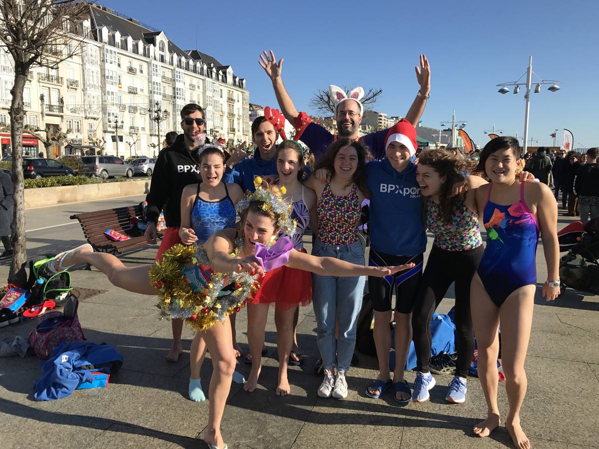 Un baño en la bahía de Santander para celebrar la Navidad