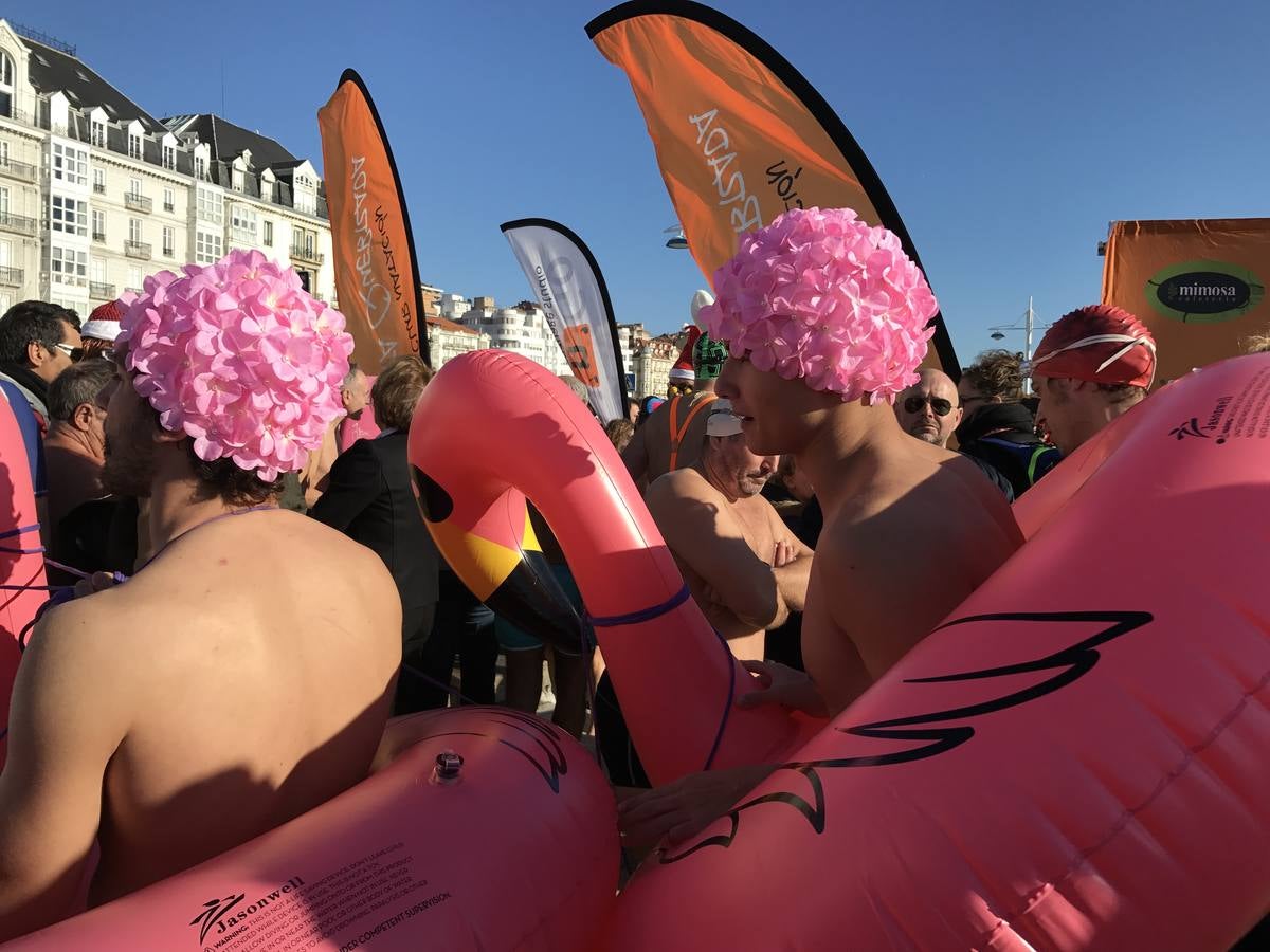 Un baño en la bahía de Santander para celebrar la Navidad