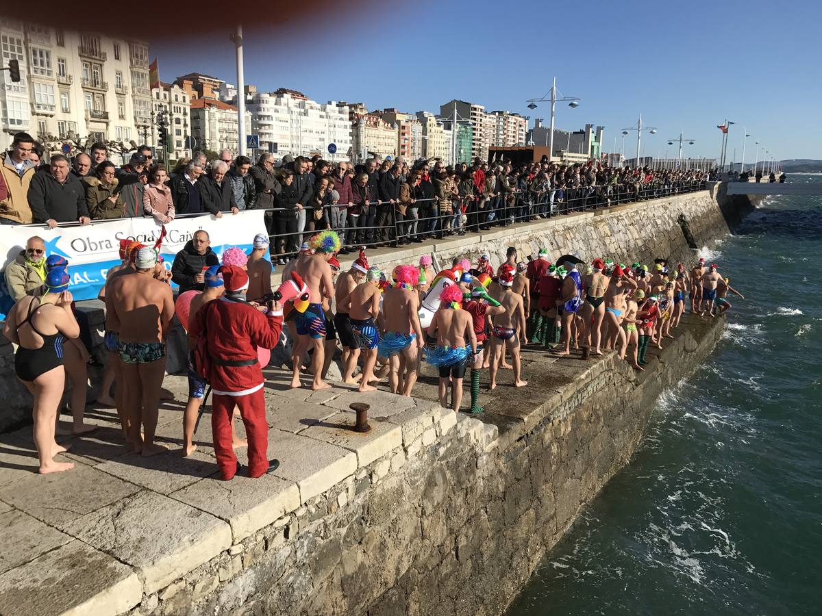 Un baño en la bahía de Santander para celebrar la Navidad