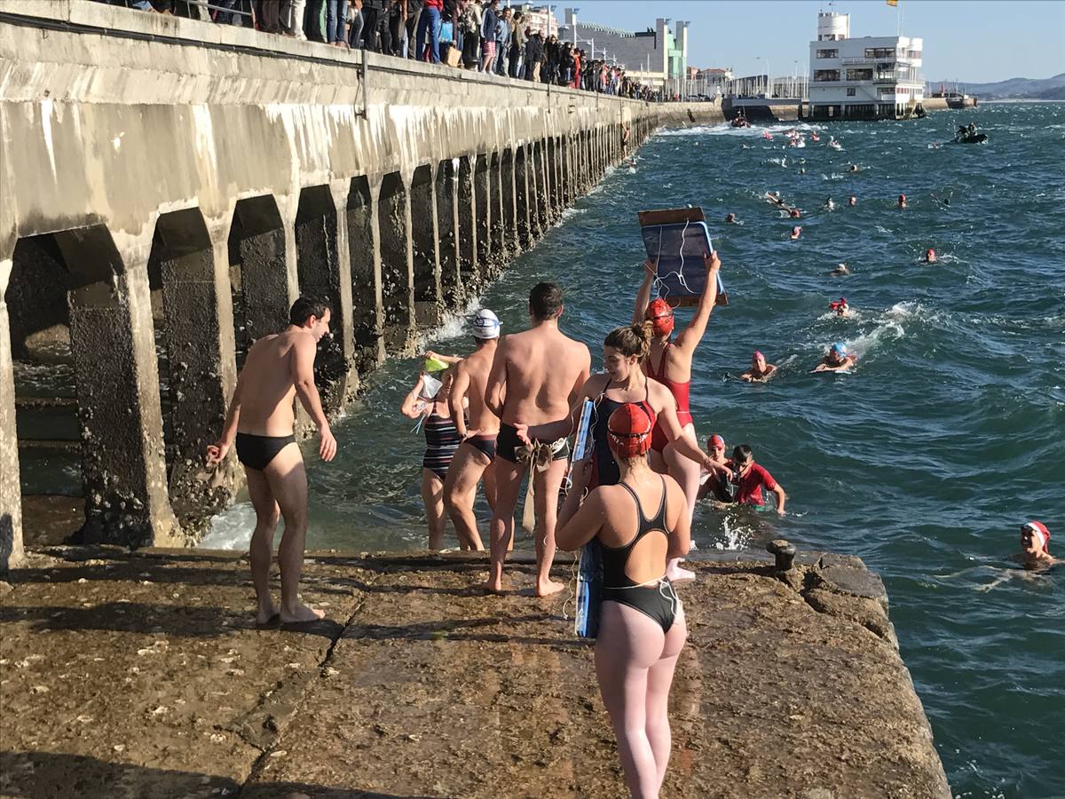 Un baño en la bahía de Santander para celebrar la Navidad