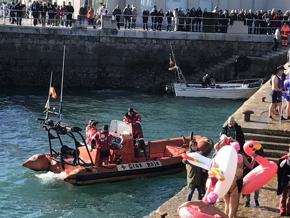 Un baño en la bahía de Santander para celebrar la Navidad