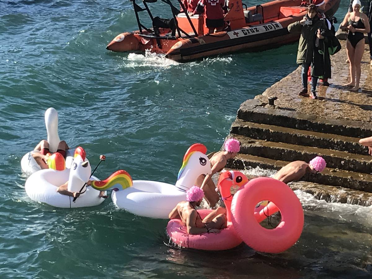 Un baño en la bahía de Santander para celebrar la Navidad