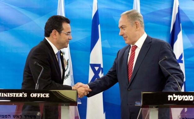 Saludo entre Jimmy Morales, presidente de Guatemala, y Benjamin Netanyahu, su homólogo israelí.