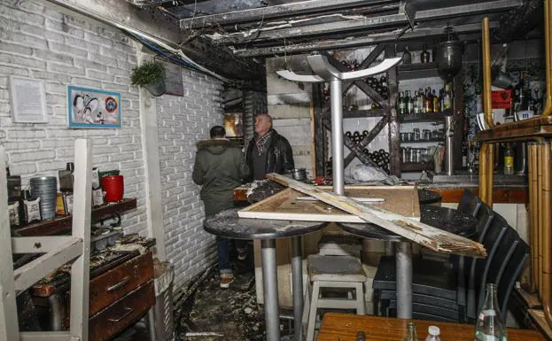Hoy han podido comprobar los destrozos en el restaurante tras el incendio.
