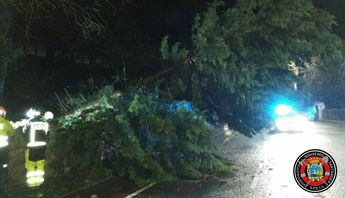 Un reguero de incidencias por el temporal de viento &#039;Bruno&#039; en Cantabria