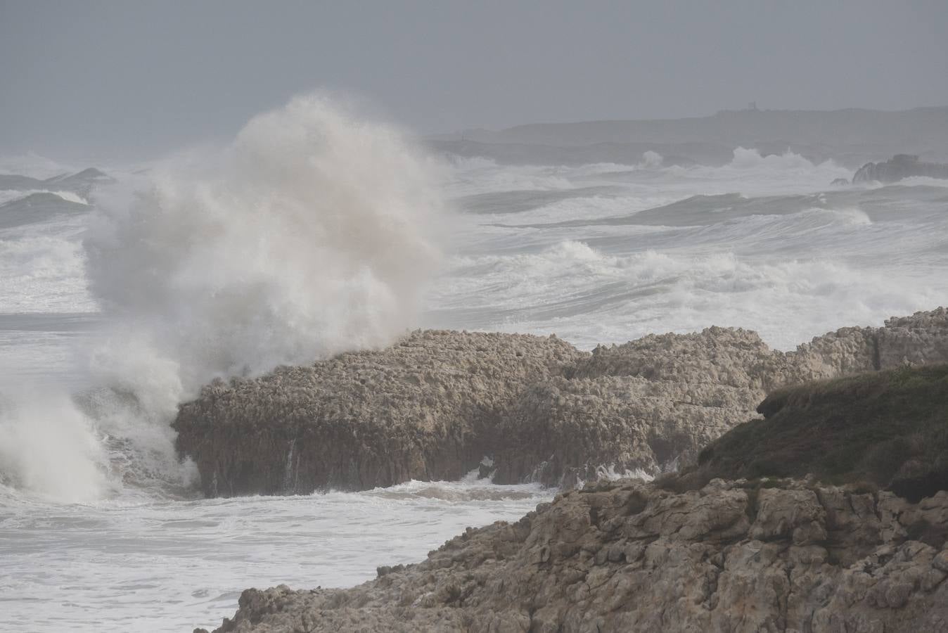 Un reguero de incidencias por el temporal de viento &#039;Bruno&#039; en Cantabria