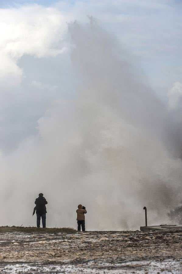 Un reguero de incidencias por el temporal de viento &#039;Bruno&#039; en Cantabria