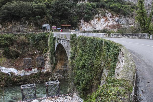 Ya se han colocado parte de las estructuras que servirán para asentar el nuevo puente.