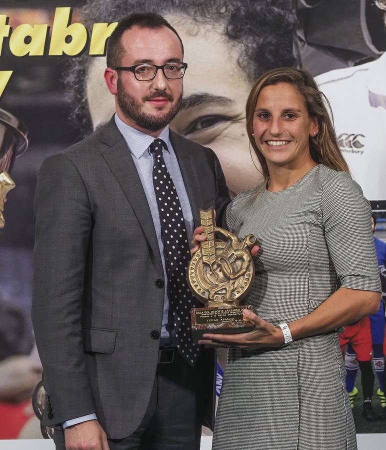 La Gala del Deporte Cántabro ha reunido, en su 24 edición, a ocho medallas de oro olímpico. En esta ocasión, el jurado formado por miembros de la Asociación de Prensa Deportiva ha elegido, entre otros, a la jugadora de baloncesto Laura Nicholls como mejor deportista internacional y al regatista Fernando Echávarri como mejor deportista nacional.