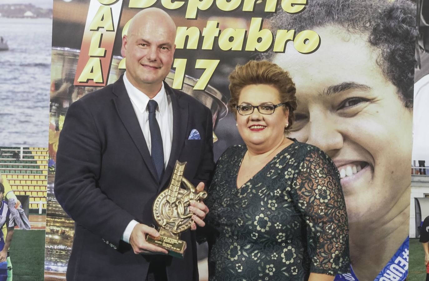 La Gala del Deporte Cántabro ha reunido, en su 24 edición, a ocho medallas de oro olímpico. En esta ocasión, el jurado formado por miembros de la Asociación de Prensa Deportiva ha elegido, entre otros, a la jugadora de baloncesto Laura Nicholls como mejor deportista internacional y al regatista Fernando Echávarri como mejor deportista nacional.