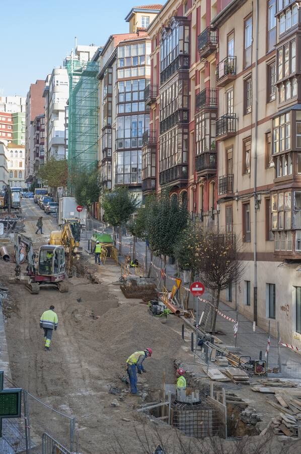 La calle de Lope de Vega, abierta en canal desde hace días, muestra descaradamente a los vecinos su estructura interior. Sus canalizaciones, sus tuberías, el agua del saneamiento que corre calle abajo (y que huele bastante mal) y los viejos adoquines de esta tradicional calle, desde cuyo alto hay una imagen mil veces fotografiada de la bahía.