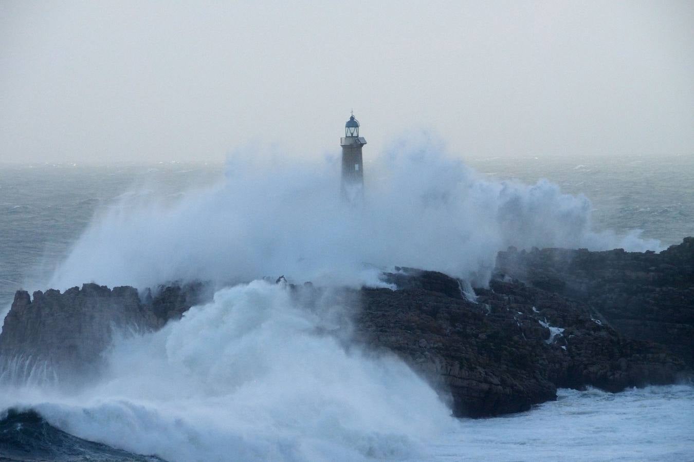 La borrasca 'Bruno' ha llegado esta noche a Cantabria con vientos de más de 100 km/hora y olas que han superado los 10 metros.