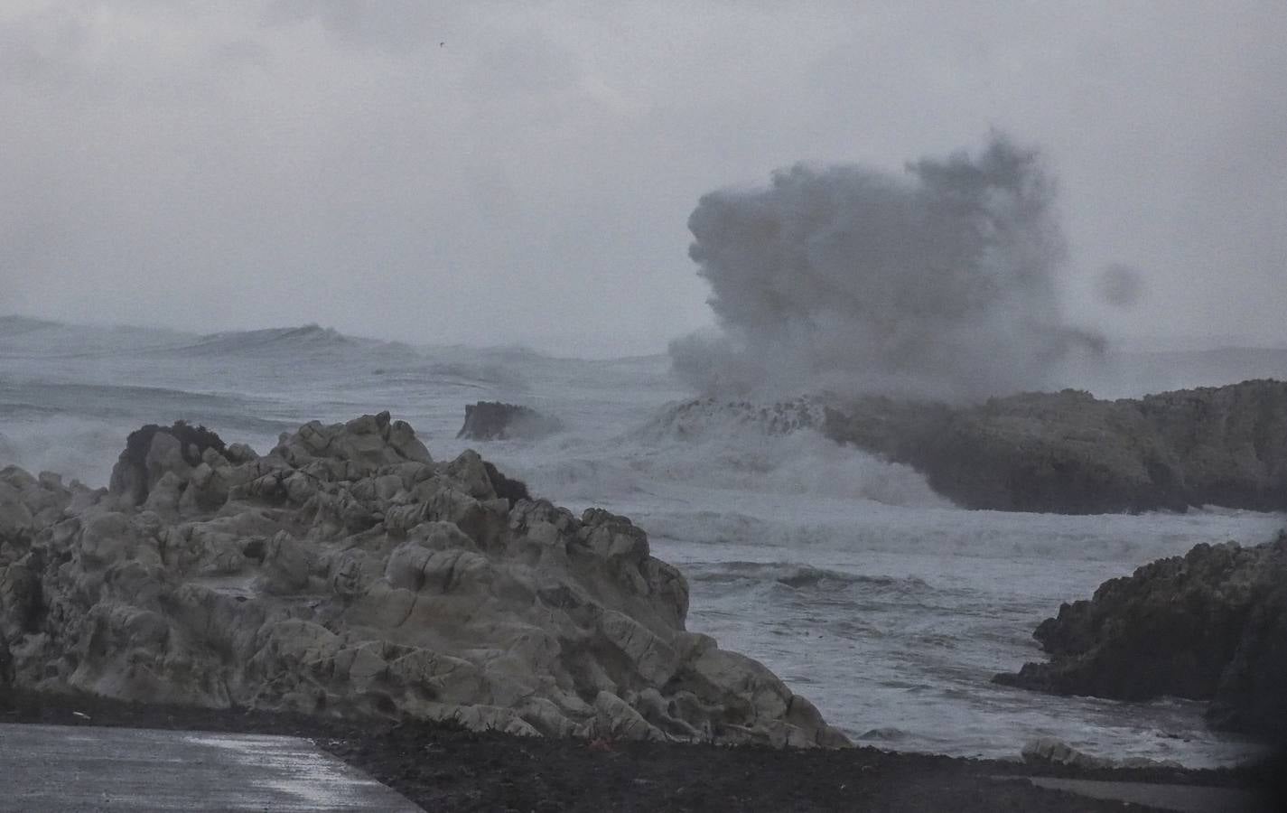 La borrasca 'Bruno' ha llegado esta noche a Cantabria con vientos de más de 100 km/hora y olas que han superado los 10 metros.