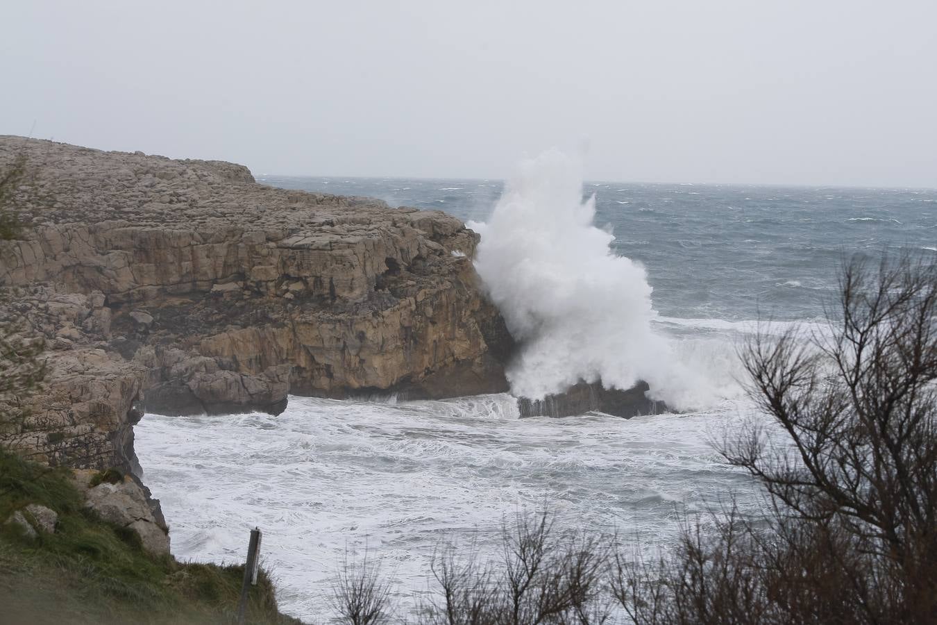 La borrasca 'Bruno' ha llegado esta noche a Cantabria con vientos de más de 100 km/hora y olas que han superado los 10 metros.