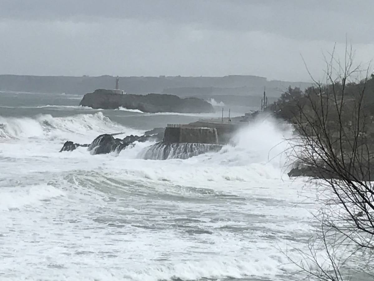 La borrasca 'Bruno' ha llegado esta noche a Cantabria con vientos de más de 100 km/hora y olas que han superado los 10 metros.