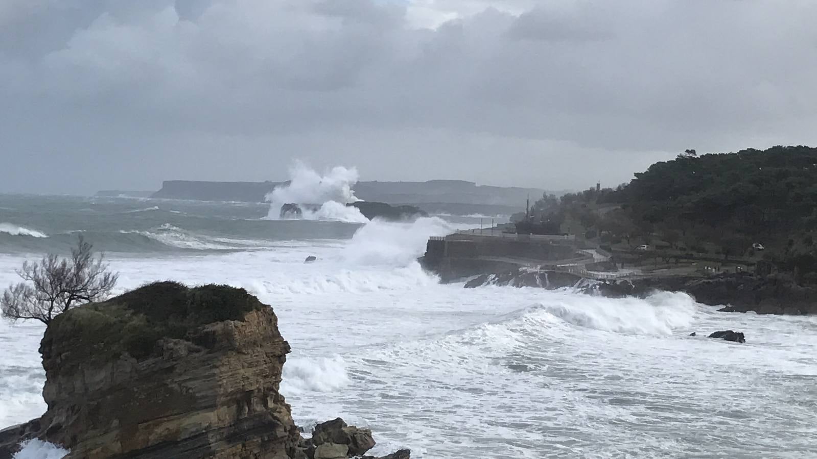 La borrasca 'Bruno' ha llegado esta noche a Cantabria con vientos de más de 100 km/hora y olas que han superado los 10 metros.